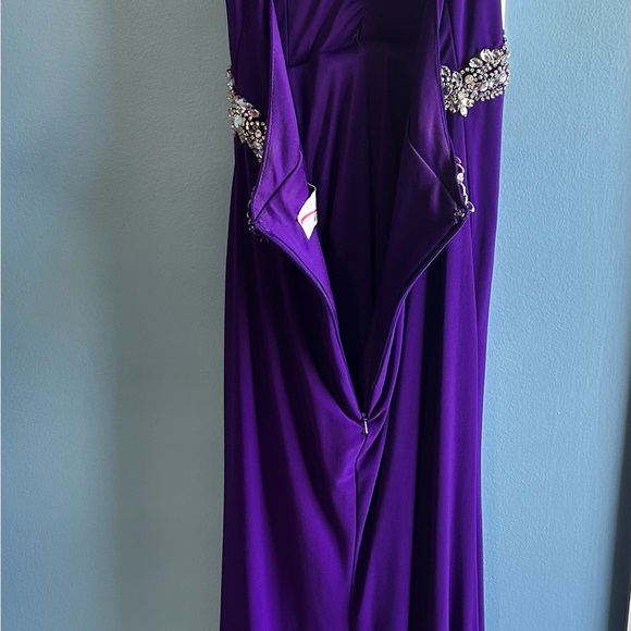 Elegant Purple Gown with Embellished Waist - Picture 5 of 9
